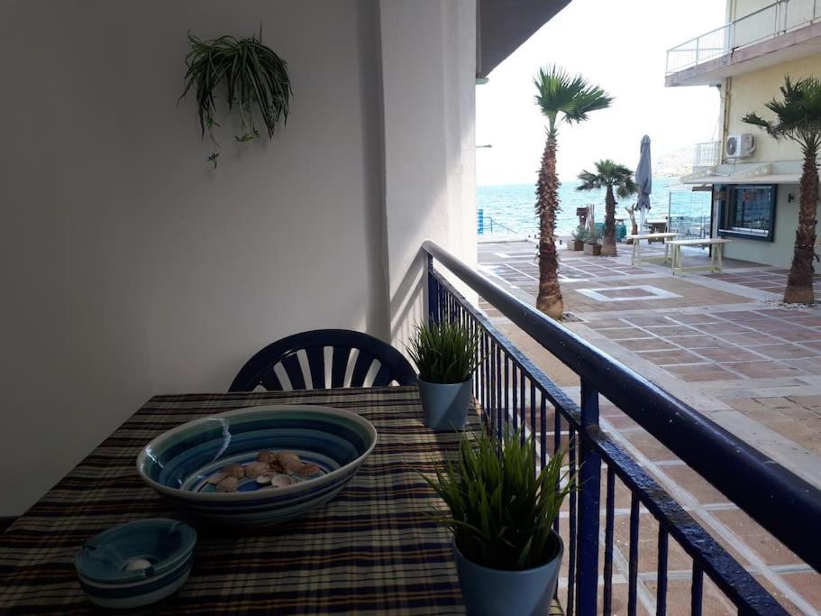 Cozy Seaside Apartment Loutraki Екстер'єр фото