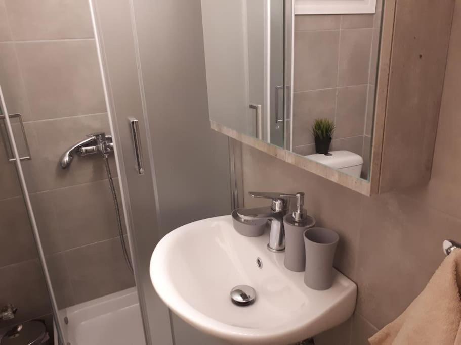 Cozy Seaside Apartment Loutraki Екстер'єр фото